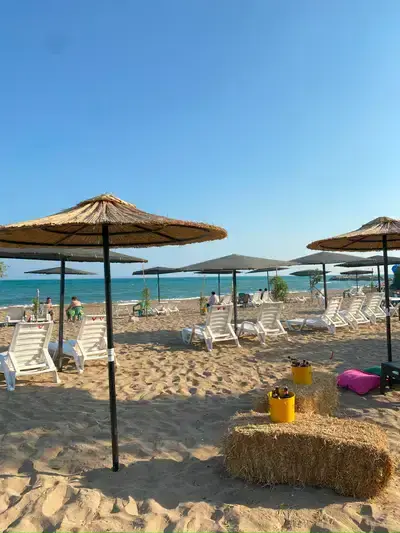 Medcezir Pansiyon plajı — şezlong ve şemsiye düzeni